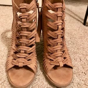 Almost brand new!! Woven chunky heel